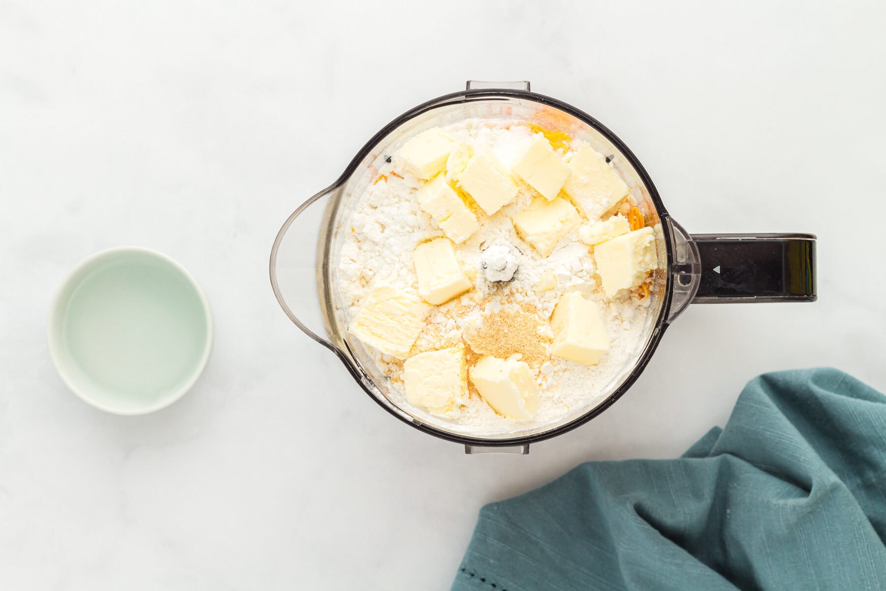 Ingredients to make gluten free cheez its in a blender.